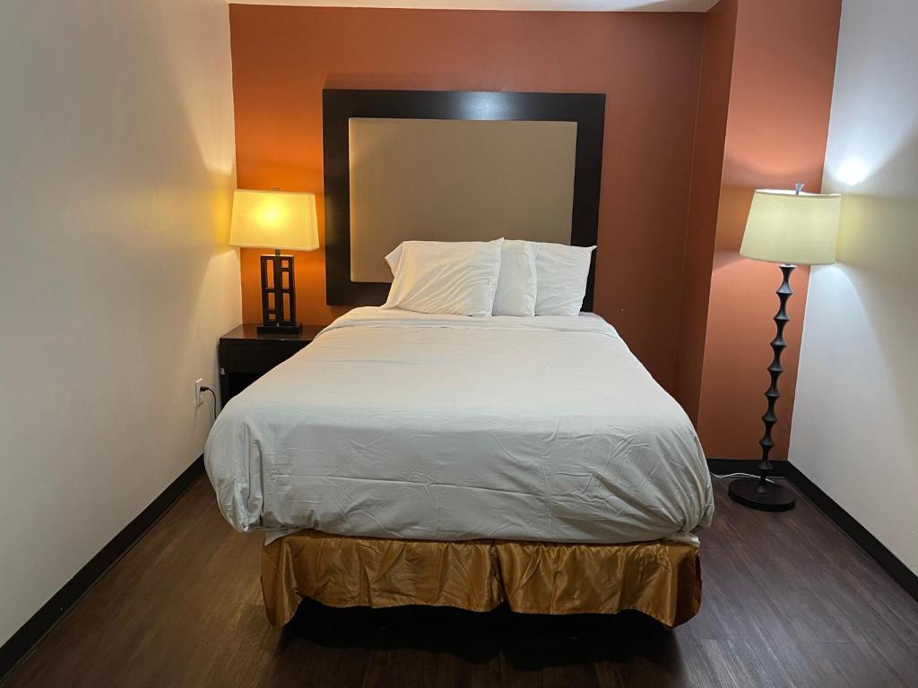 Postel nebo postele na pokoji v ubytování Tourist Inn