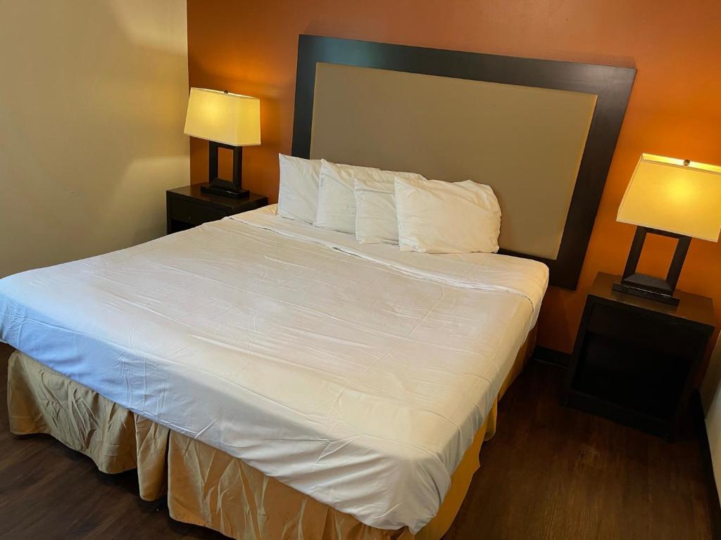 Postel nebo postele na pokoji v ubytování Tourist Inn
