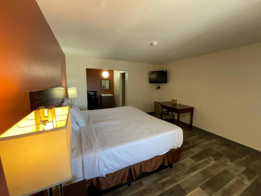 Postel nebo postele na pokoji v ubytování Tourist Inn