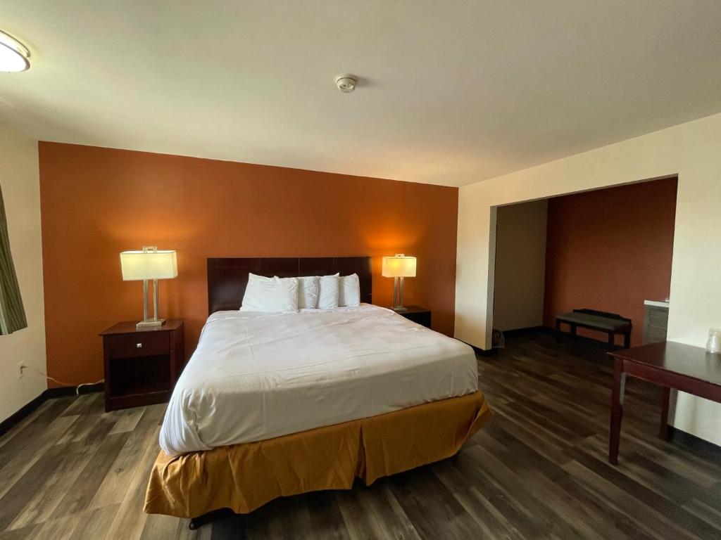 Postel nebo postele na pokoji v ubytování Tourist Inn