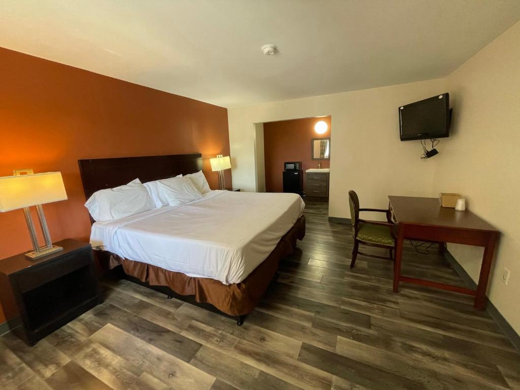 Postel nebo postele na pokoji v ubytování Tourist Inn