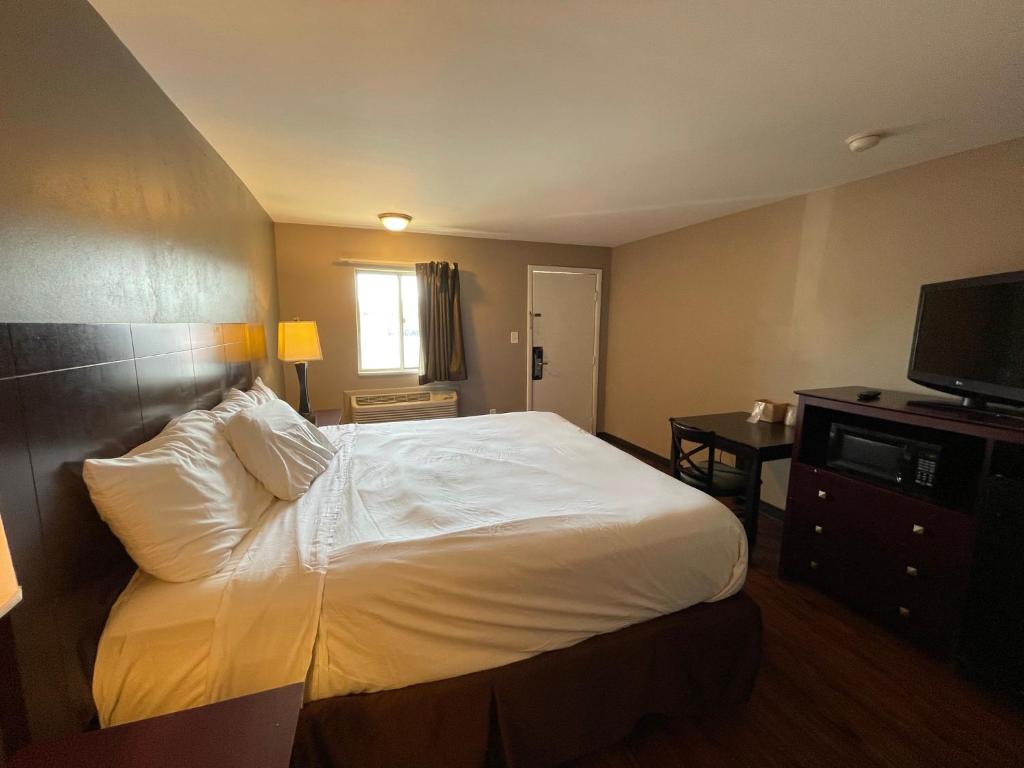 Postel nebo postele na pokoji v ubytování Tourist Inn