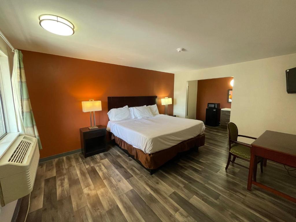 Postel nebo postele na pokoji v ubytování Tourist Inn