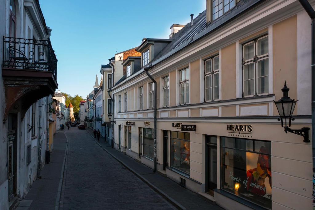 una calle estrecha con edificios en una calle de la ciudad en Old Town - Viru Gate Apartment, en Tallin