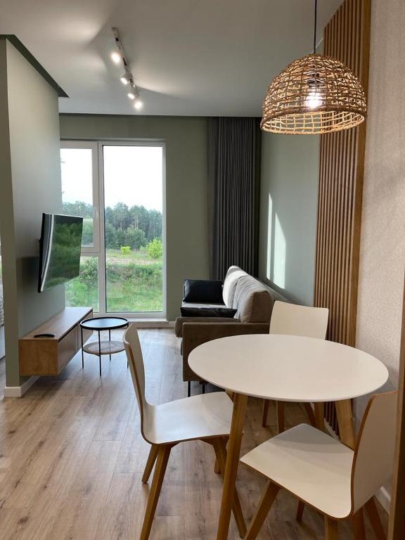 Televízia a/alebo spoločenská miestnosť v ubytovaní Ukiel Park Green Apartament