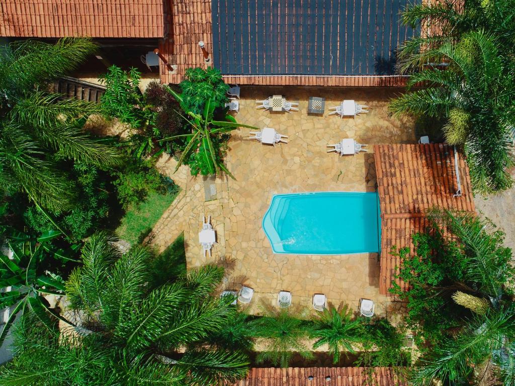 an overhead view of a swimming pool in a resort at Pousada Adega Cipo in Serra do Cipo