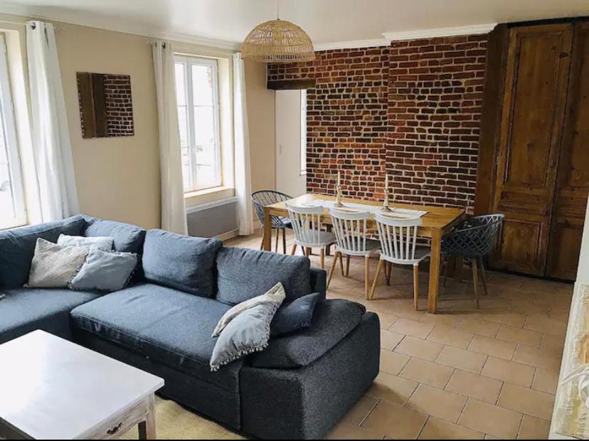 un salon avec un canapé bleu et une table dans l'établissement Duplex de charme 70m2 proche de Honfleur, à Fiquefleur-Équainville