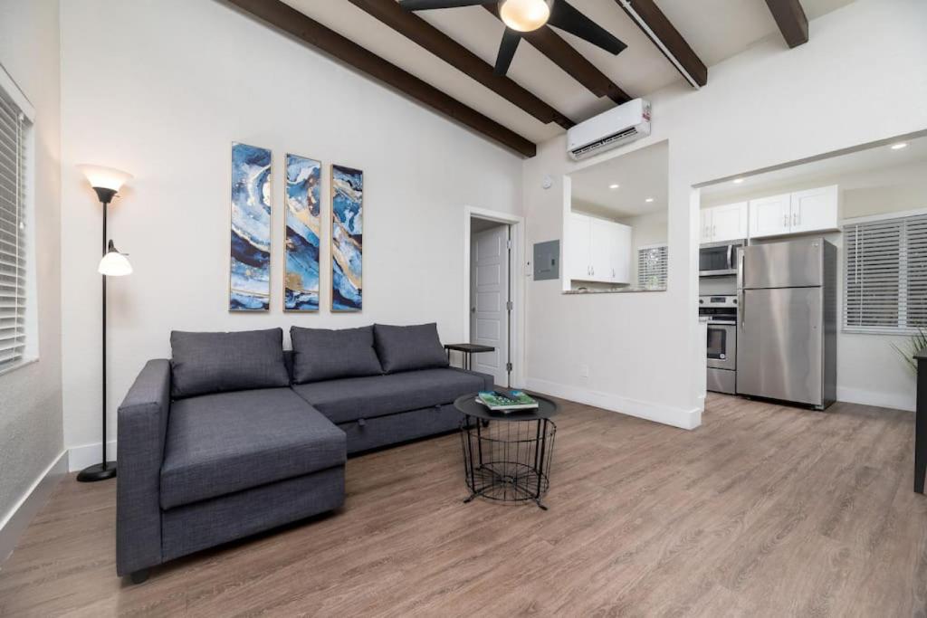 Una sala de estar con un sofá y una cocina. en The Hideaway at Lake Ridge 1, en Fort Lauderdale