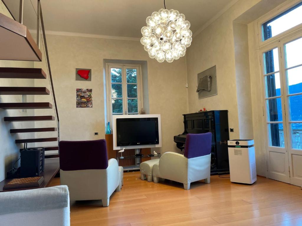 Televízia a/alebo spoločenská miestnosť v ubytovaní Lake Como Villa Ines Apartment