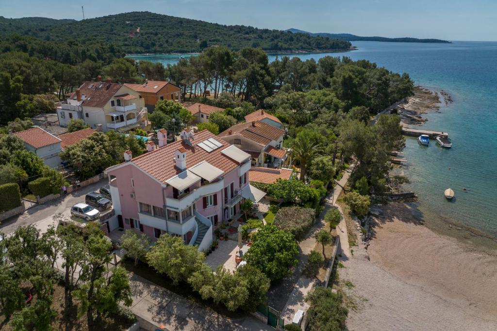 een luchtzicht op een huis aan de oever van een meer bij 3M-Polić in Mali Lošinj