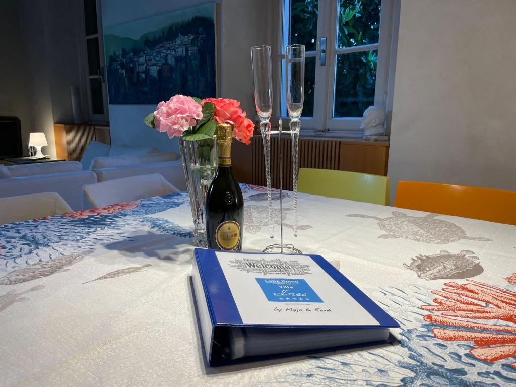 Posteľ alebo postele v izbe v ubytovaní Lake Como Villa Ines Apartment