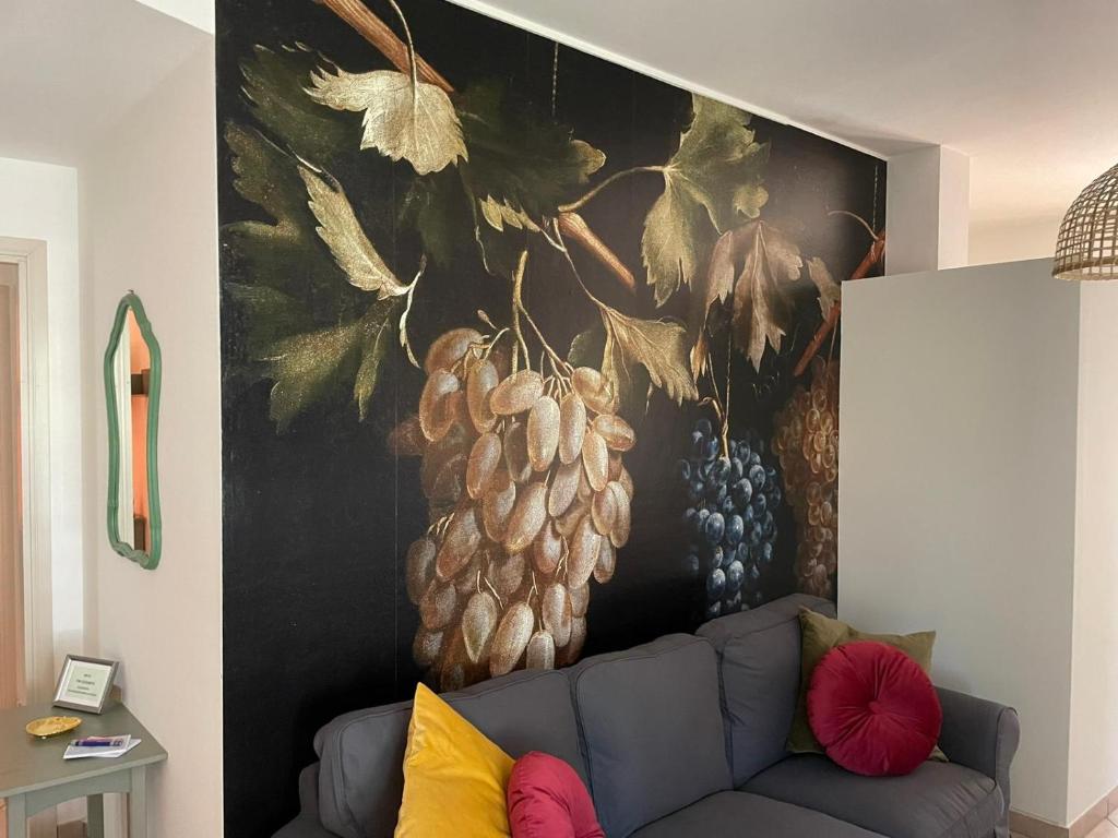 una pintura de uvas en la pared de una sala de estar en The Loft E&E Chianti Room, en Empoli