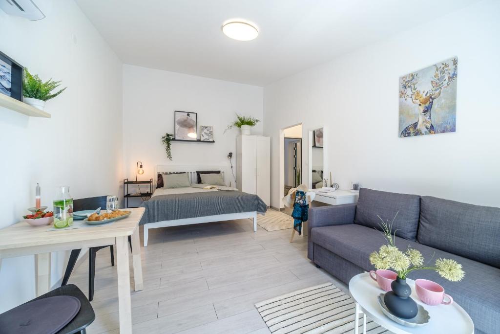 una sala de estar con un sofá y una cama en Villa Gaj, en Milna