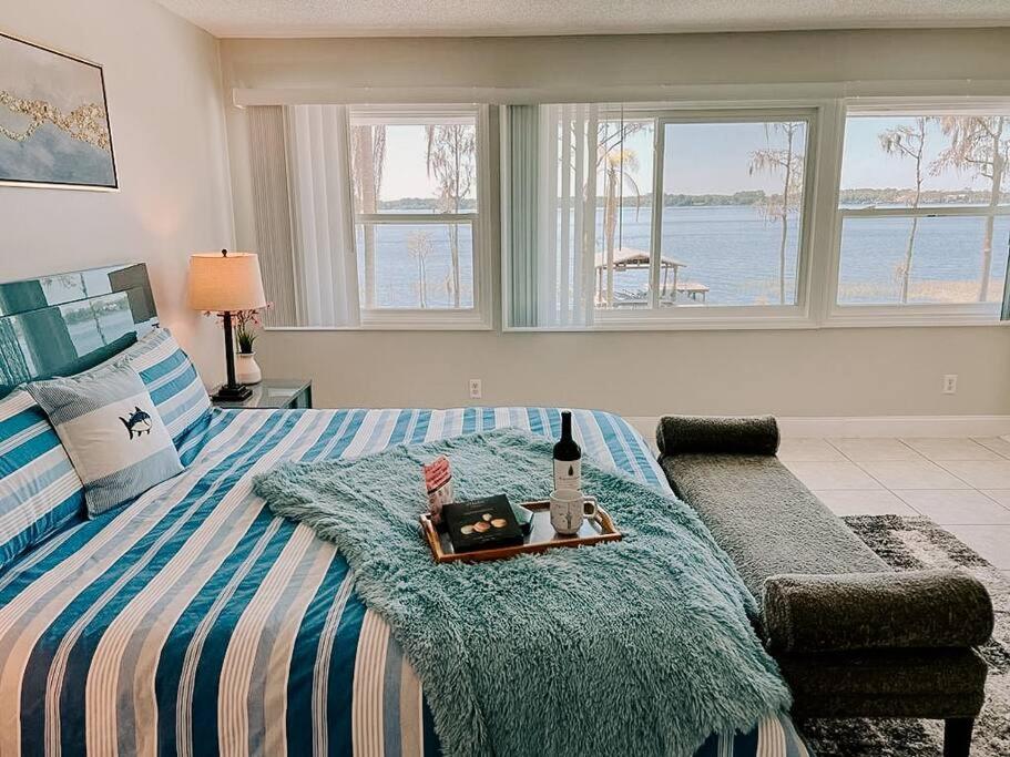 Stunning Lake Front House near Disney & Universal - Housity