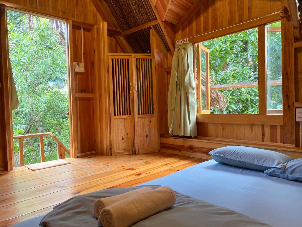 Postel nebo postele na pokoji v ubytování Đà Lạt Củi Homestay
