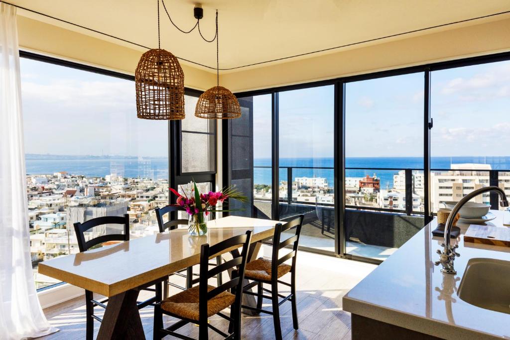 une cuisine et une salle à manger avec vue sur la ville dans l'établissement Blue Steak Wonder Chatan, à Chatan