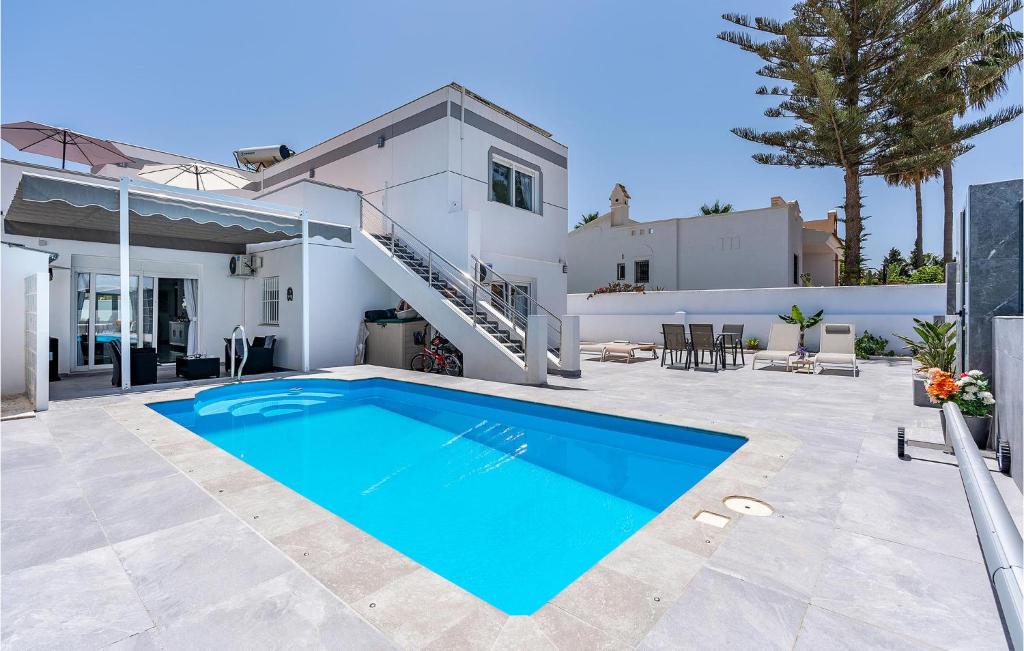 uma piscina em frente a uma casa em Stunning Apartment In Roquetas De Mar With House A Mountain View em Roquetas de Mar