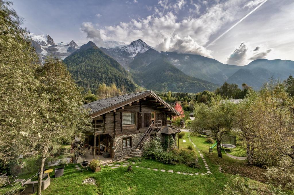 una baita di tronchi in montagna con montagne di Chalet Heron a Les Houches