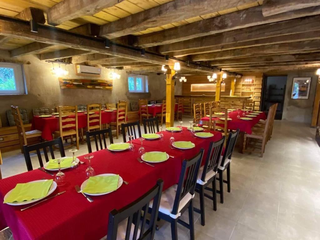 Reštaurácia alebo iné gastronomické zariadenie v ubytovaní Grand Gîte au Berry avec Terrasse, Pétanque et Confort Tout Inclus - Lac d'Eguzon Proche - FR-1-591-355