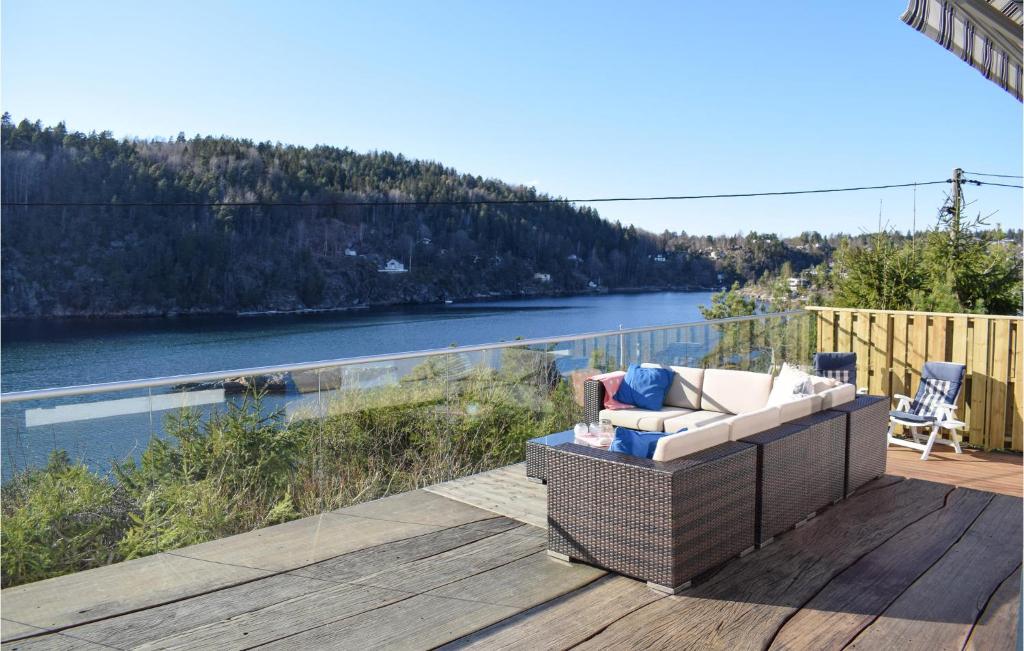 un sofá en una terraza con vistas al río en Beautiful Home In Drbak With Wifi en Drøbak