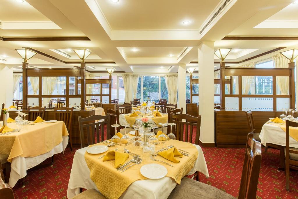 Restaurace v ubytování The Malla Hotel - Thamel, 2 km to Swayambhunath Temple