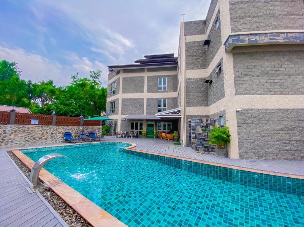 a swimming pool in front of a building at Cha Li's Family Hotel&Hostel in Pai