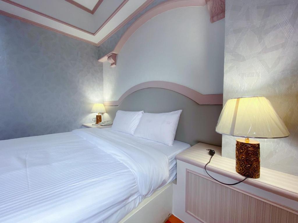 Postel nebo postele na pokoji v ubytování Chrysler Hotel