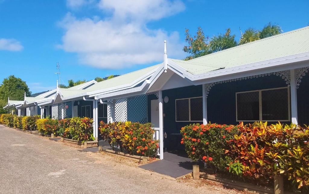 eine Reihe von Häusern mit Blumen vor ihnen in der Unterkunft Cooktown Motel in Cooktown