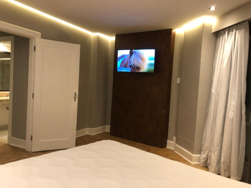 Uma TV ou centro de entretenimento em San Raphael Hotel