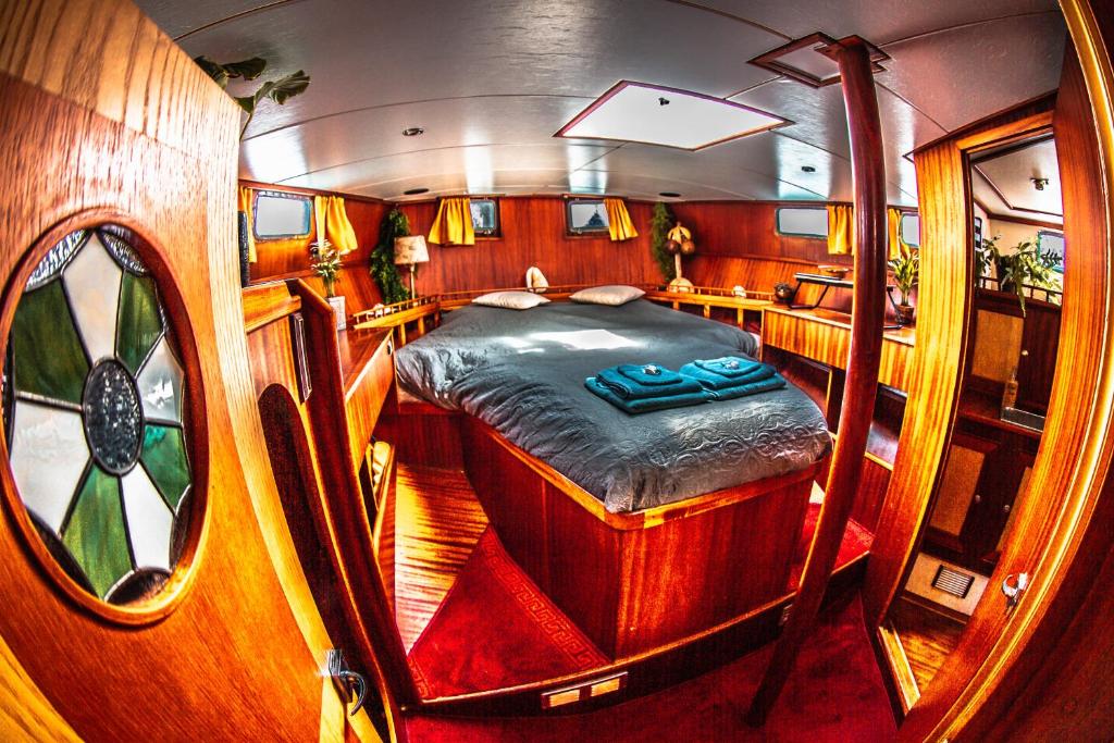 a small room with a bed on a boat at Zeilschip Lucia in Vlissingen