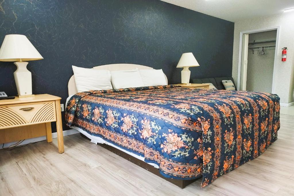 Postel nebo postele na pokoji v ubytování Studio Inn and Suites