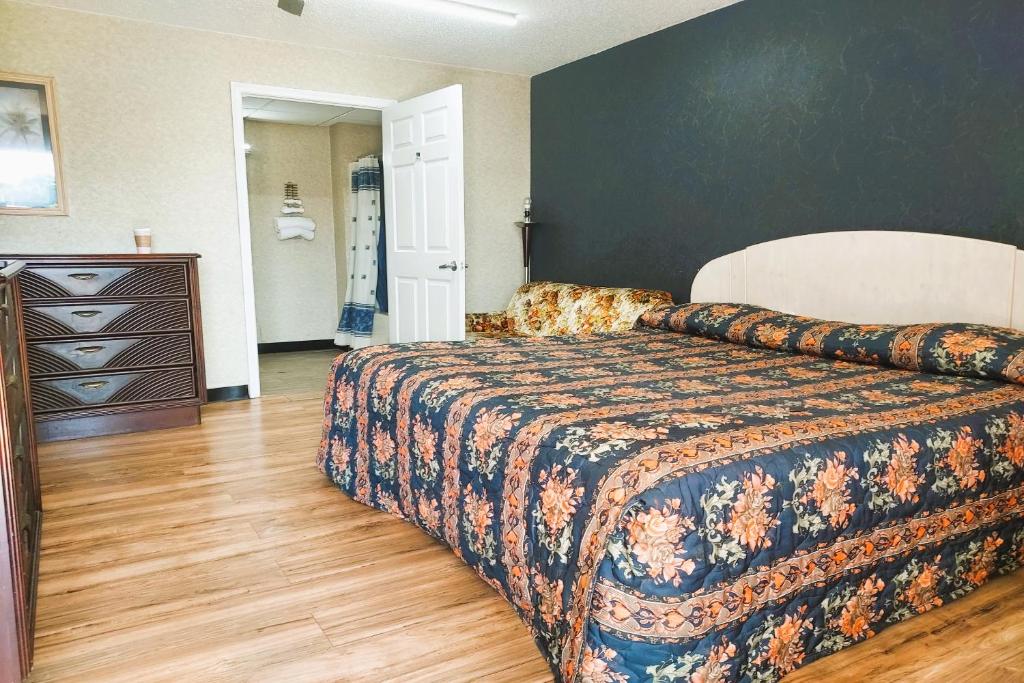 Postel nebo postele na pokoji v ubytování Studio Inn and Suites