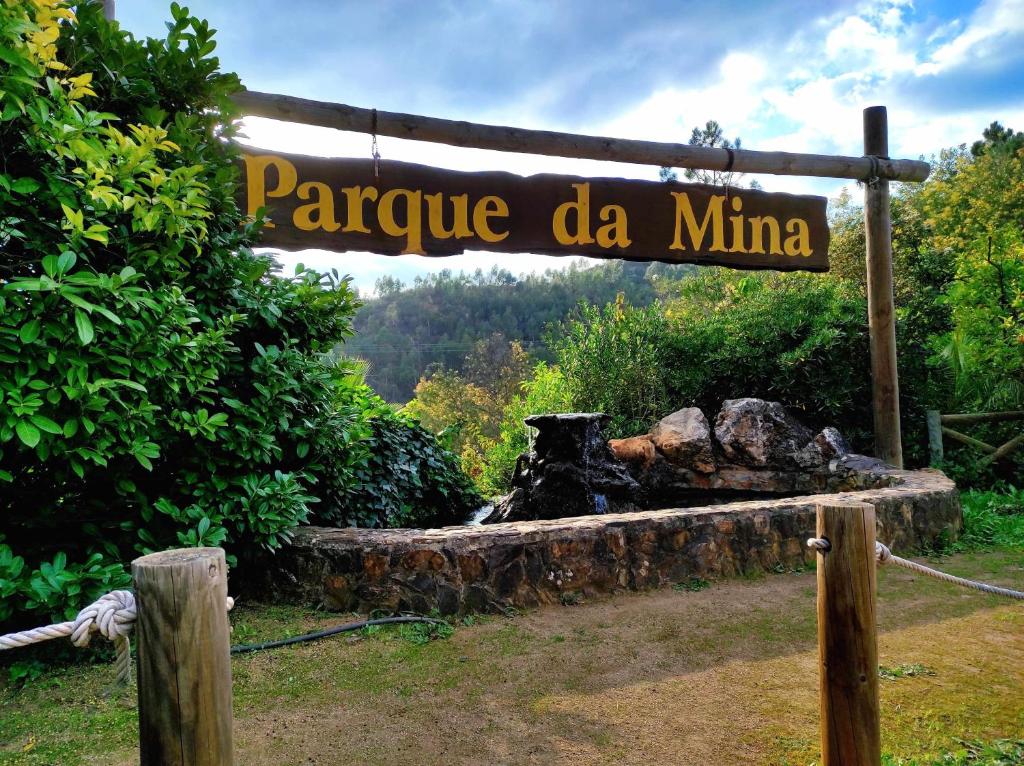 a sign that reads papaya da mimka in a garden at Parque da Mina in Monchique