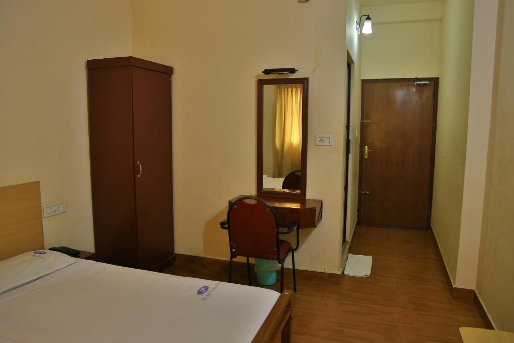 Postel nebo postele na pokoji v ubytování Hotel Srinivas