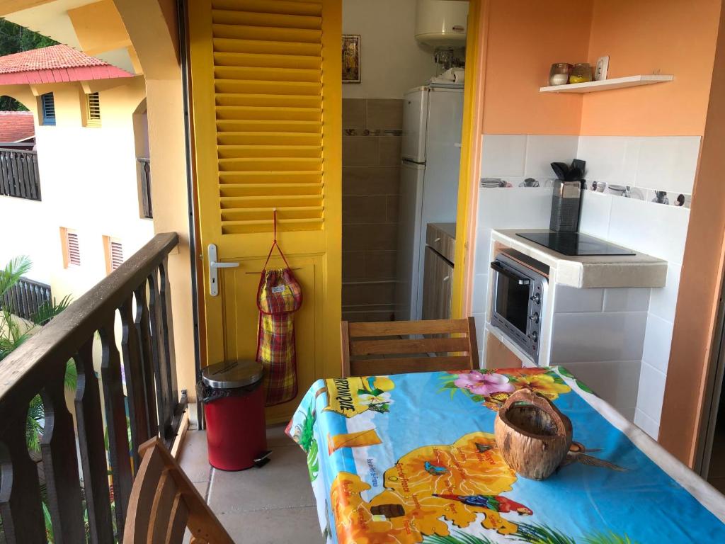 Kuchyň nebo kuchyňský kout v ubytování CASE COCO a SAINTE ANNE avec wifi vue mer