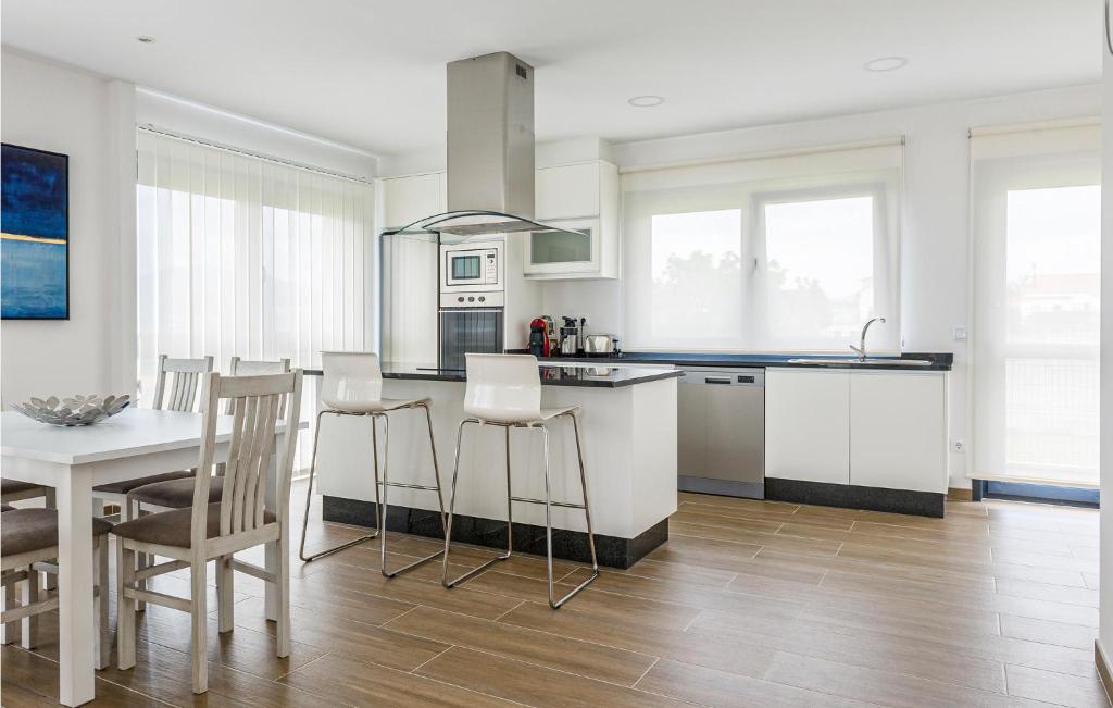 A kitchen or kitchenette at Awesome Home In Noia With Wifi