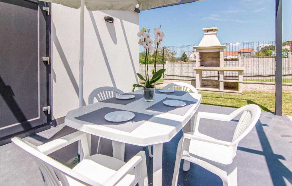 A balcony or terrace at Awesome Home In Noia With Wifi