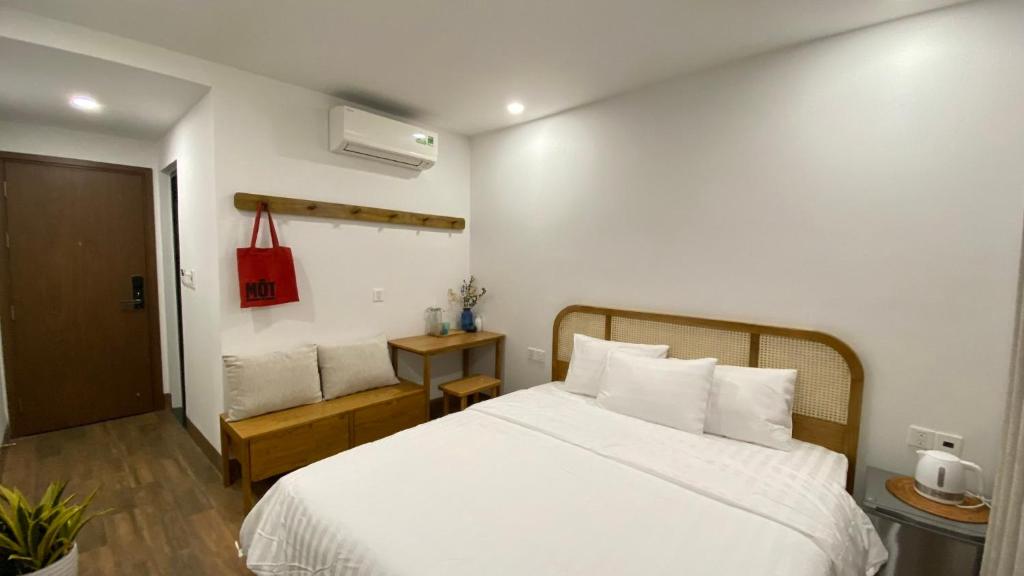 Postel nebo postele na pokoji v ubytování Lacovy Home Hội An