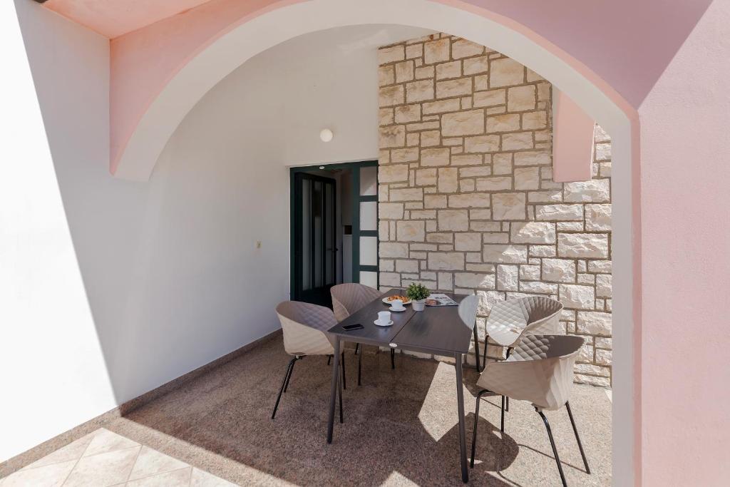 Patio alebo iná vonkajšia časť ubytovania Apartment Zulijani A4