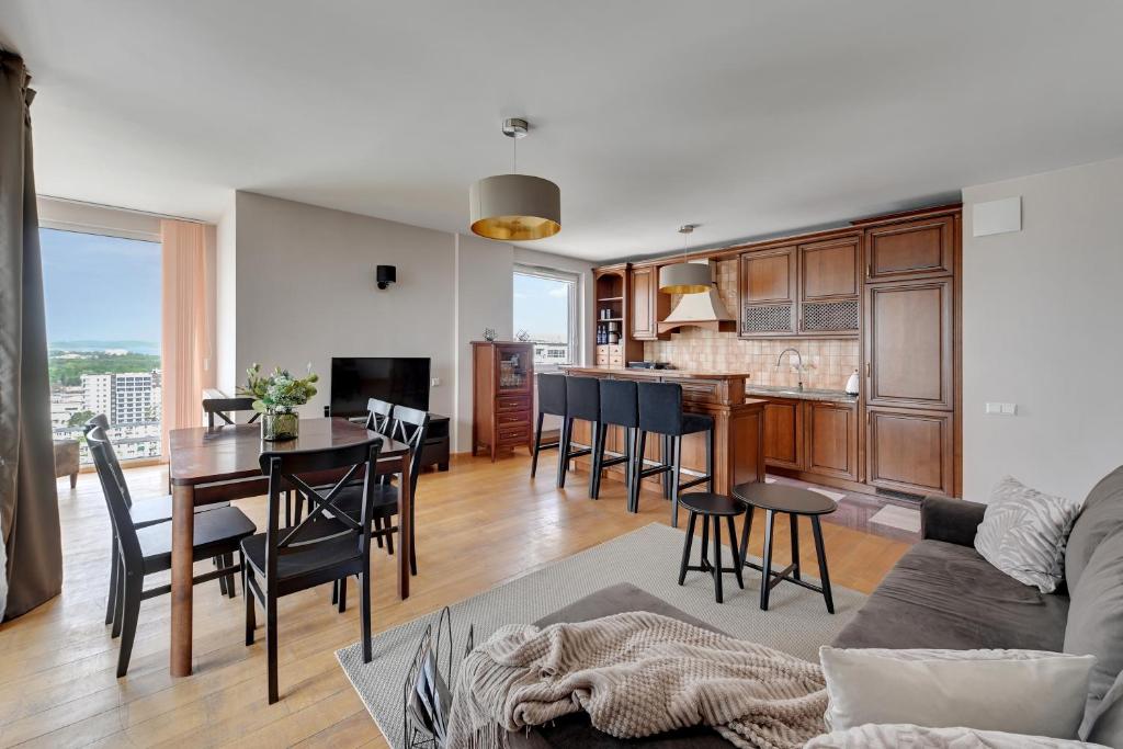 Televízia a/alebo spoločenská miestnosť v ubytovaní Top Floor z widokiem na morze by Downtown Apartments