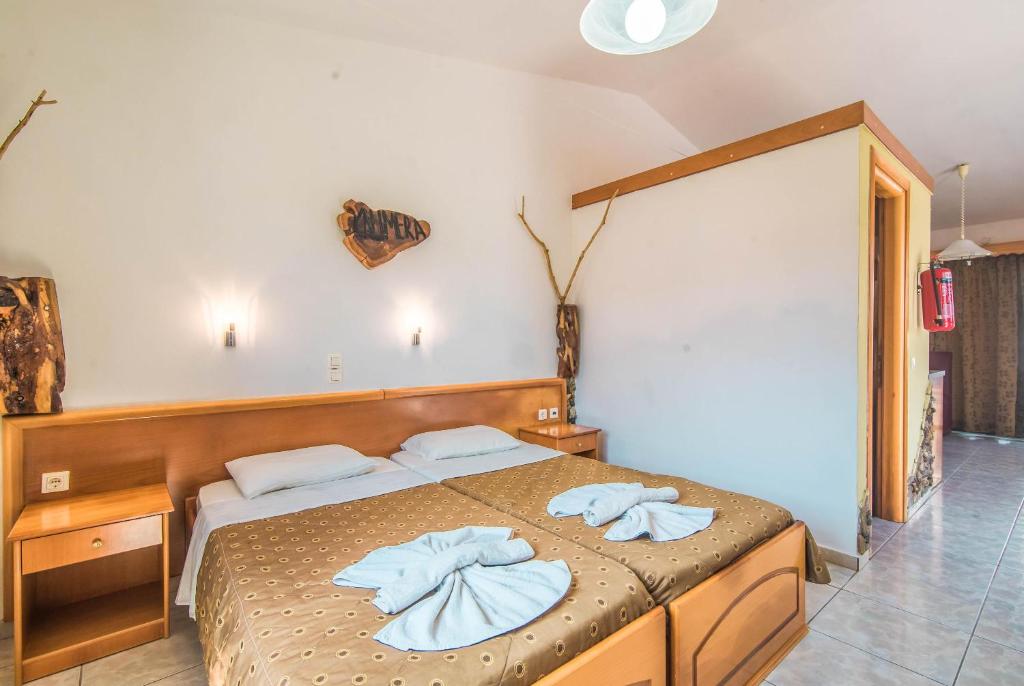une chambre avec un lit avec deux serviettes dessus dans l'établissement Mirage Arillas Studio Type A7, à Arillas