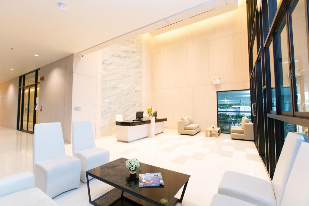 TV a/nebo společenská místnost v ubytování Sugar Palm Residence