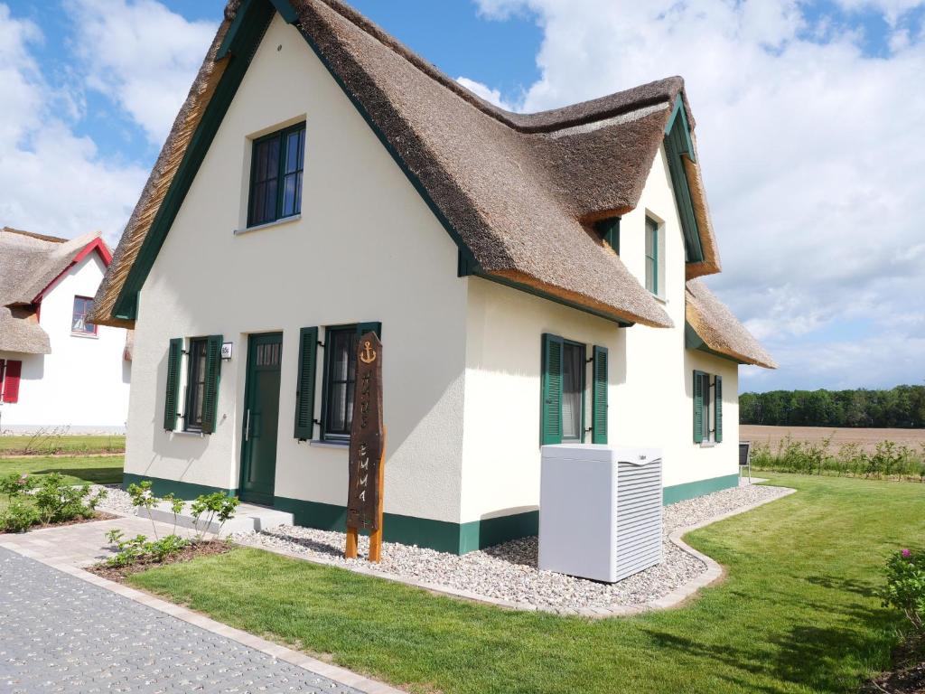 a white house with a thatched roof at dicht an der Küste Haus "Emma" mit Infrarot-Sauna uWallbox in Zierow