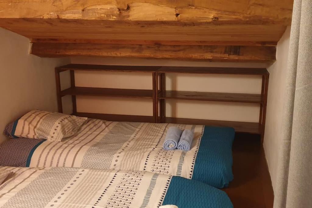 łóżko z dwoma poduszkami na górze w obiekcie Le Gîte du Truel w mieście Mars