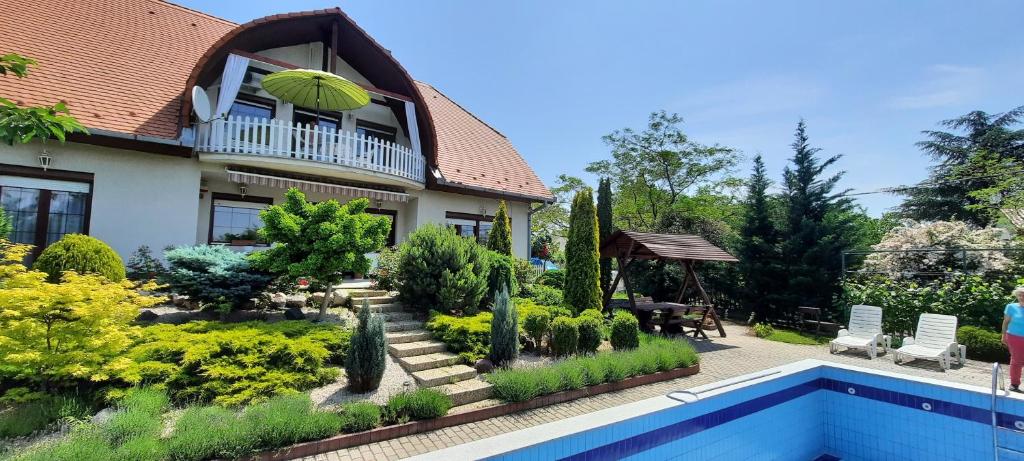 a house with a garden and a swimming pool at Kati Villa in Vonyarcvashegy
