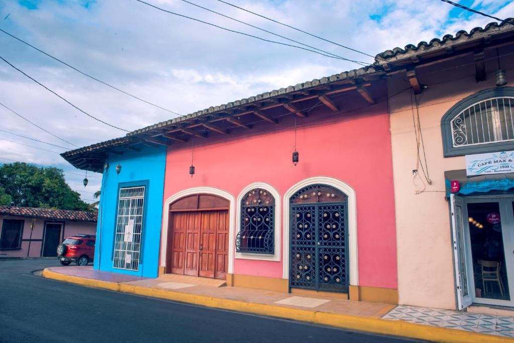 un edificio colorido al lado de una calle en Hotel Mirna & OCT, en Granada