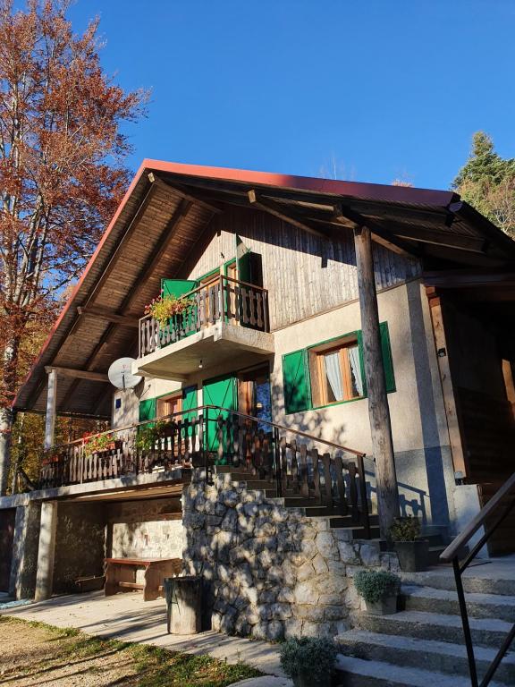una casa con balcón y escaleras delante en Śumska kuća, en Bribir