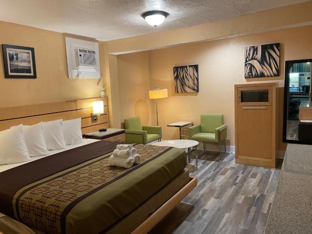 מיטה או מיטות בחדר ב-Sunburst Hotel