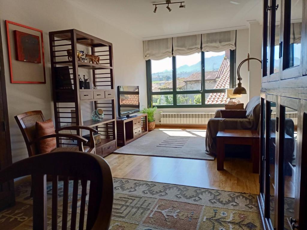 a living room with a desk and a window at Babilonia, apartamento en Llanes tranquilo y céntrico a 150m de la playa del Sablón in Llanes