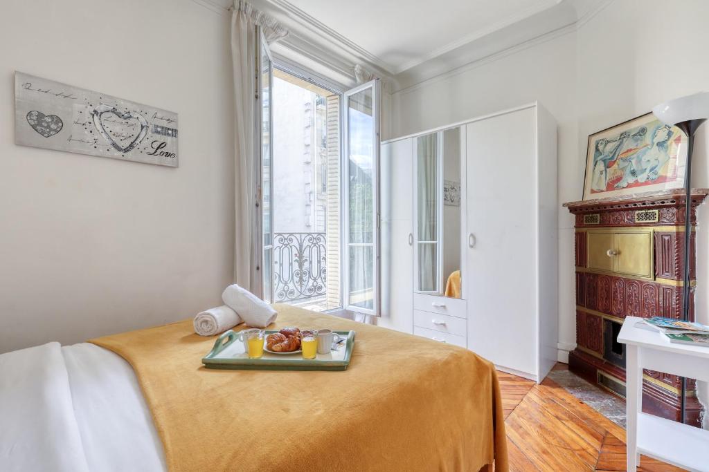 Posteľ alebo postele v izbe v ubytovaní Cosy Parisian 1Bdr Flat - Prime Location le Marais